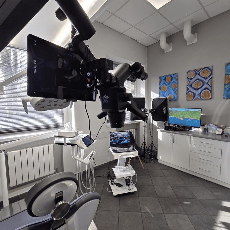 Спеціалізований кабінет ортодонтії, ортопедії та ендодонтії в стоматології Pollux на Подолі. Лікування зубів під мікроскопом. Сканування зубів.