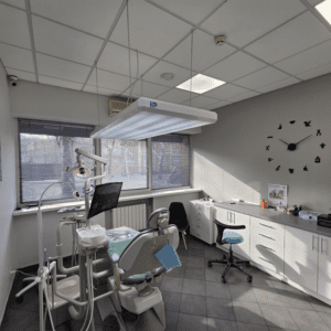 Стерильний та сучасний кабінет для лікування зубів та імплантації в клініці Pollux (Київ, Поділ).
